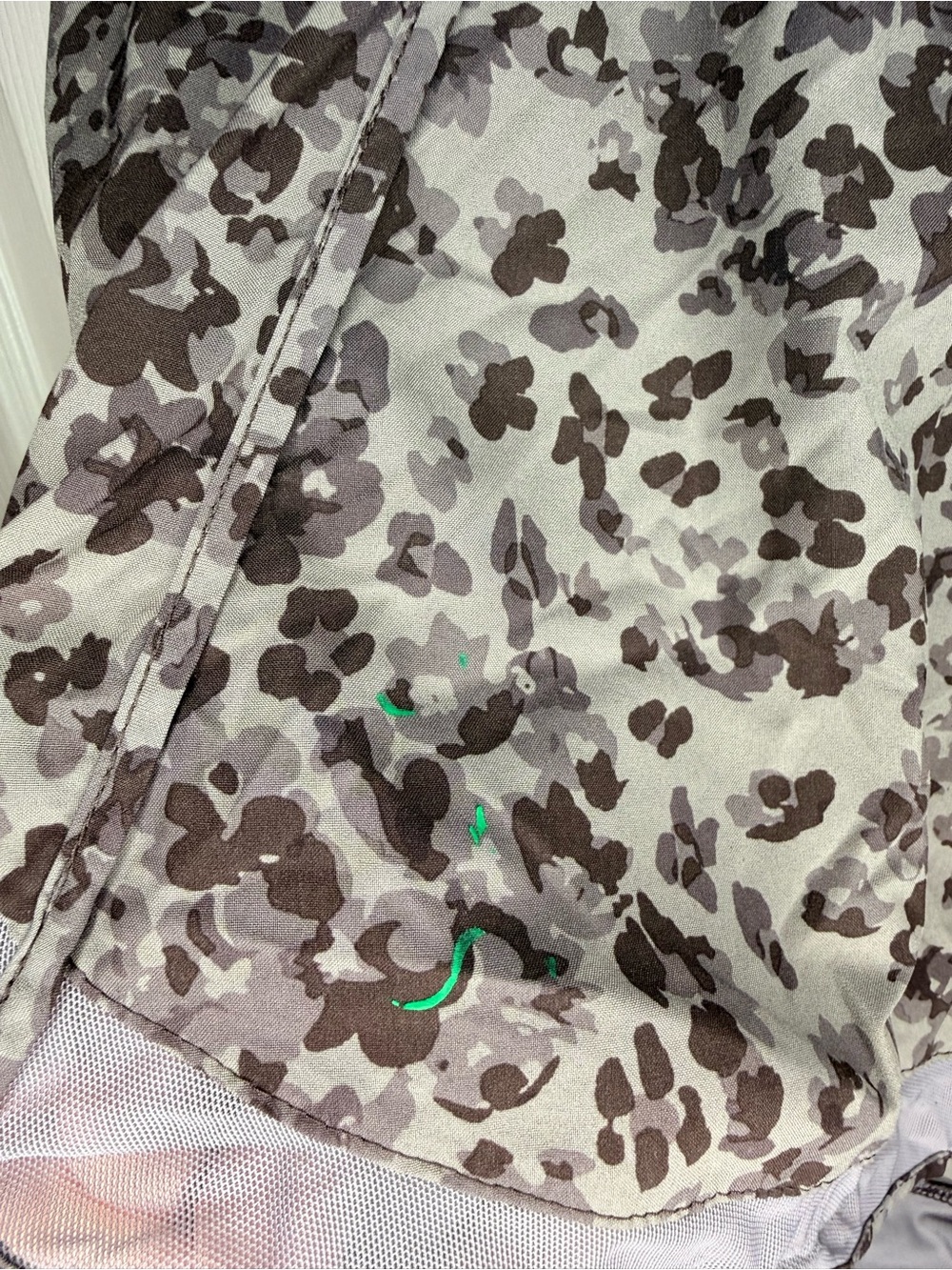 Athleta Women's Printed Mesh Racer Run Short 4” Gray Leopard Size Medium GUC - Picture 2 of 8